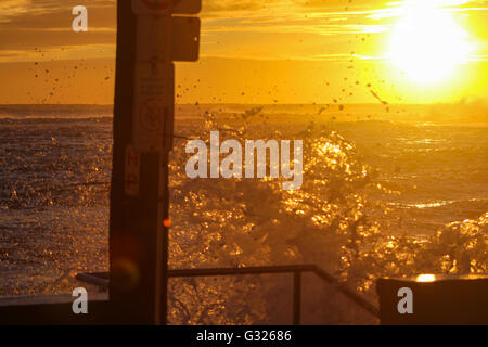 Sydney, Australia. Il 6 giugno, 2016. Sunrise il 6 giugno dopo un weekend di distruzione causata da un re di marea e imponente tempesta onde. Le onde si infrangono ancora a Shelly Beach. Credito: Max gru/Alamy Live News Foto Stock