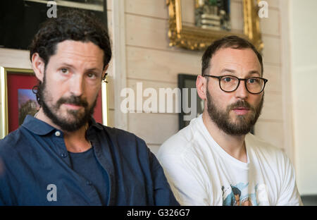 Berlino, Germania. 02Giugno, 2016. Musicisti Max Herre (L) e Arnim Teutoburg-Weiss (Beatsteaks) offrono un colloquio sul "Pace x la pace " festival di Berlino, Germania, 02 giugno 2016. Foto: Henrik Josef Boerger/dpa/Alamy Live News Foto Stock