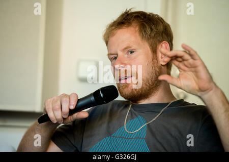 Berlino, Germania. 02Giugno, 2016. Musicista Pierre Baigorry (Peter Fox, sementi) offre un colloquio sul "Pace x la pace " festival di Berlino, Germania, 02 giugno 2016. Foto: Henrik Josef Boerger/dpa/Alamy Live News Foto Stock