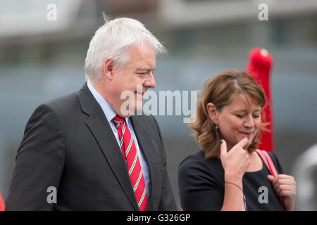 Cardiff, Galles, UK. Il 7 giugno 2016. Primo Ministro del Galles Carwyn Jones e leader di Plaid Cymru Leanne arrivano in legno per la quinta sessione di apertura dell'Assemblea nazionale del Galles alla Senedd edificio in Cardiff Bay. Mark Hawkins/Alamy Live News Foto Stock