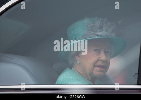 Cardiff, Galles, UK. Il 7 giugno 2016. Sua Maestà la regina arriva ad aprire la quinta sessione dell' Assemblea nazionale del Galles alla Senedd edificio in Cardiff Bay. Mark Hawkins/Alamy Live News Foto Stock