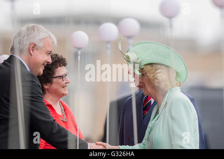 Cardiff, Galles, UK. Il 7 giugno 2016. Il Principe di Galles e la duchessa di Cornovaglia l'addio al Galles Primo Ministro Carwyn Jones (sinistra) e presiedere Officer Elin Jones (seconda a sinistra) al di fuori del Wales Millennium Centre di frequentare la quinta sessione di apertura dell'Assemblea nazionale del Galles alla Senedd edificio in Cardiff Bay. Mark Hawkins/Alamy Live News Foto Stock