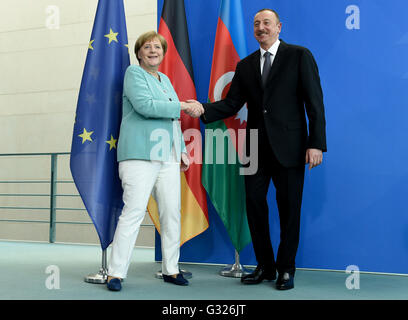 Berlino, Germania. Il 7 giugno, 2016. Il cancelliere tedesco Angela Merkel (CDU) e il Presidente dell'Azerbaigian Ilham Alijew durante una conferenza stampa tenutasi a Berlino il 7 giugno 2016. Foto: RAINER JENSEN/dpa/Alamy Live News Foto Stock