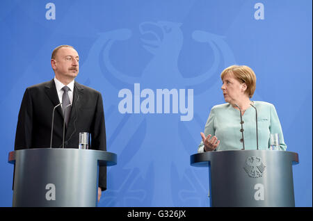 Berlino, Germania. Il 7 giugno, 2016. Il cancelliere tedesco Angela Merkel (CDU) e il Presidente dell'Azerbaigian Ilham Alijew durante una conferenza stampa tenutasi a Berlino il 7 giugno 2016. Foto: RAINER JENSEN/dpa/Alamy Live News Foto Stock