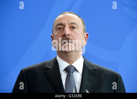 Berlino, Germania. Il 7 giugno, 2016. Il presidente dell'Azerbaigian Ilham Alijew parlando durante una conferenza stampa con il Cancelliere tedesco Angela Merkel dopo i colloqui di Berlino, Germania, il 7 giugno 2016. Foto: RAINER JENSEN/dpa/Alamy Live News Foto Stock