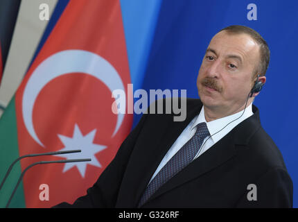 Berlino, Germania. Il 7 giugno, 2016. Il presidente dell'Azerbaigian Ilham Alijew parlando durante una conferenza stampa con il Cancelliere tedesco Angela Merkel dopo i colloqui di Berlino, Germania, il 7 giugno 2016. Foto: RAINER JENSEN/dpa/Alamy Live News Foto Stock