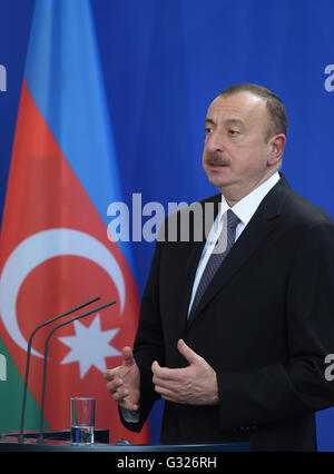 Berlino, Germania. Il 7 giugno, 2016. Il presidente dell'Azerbaigian Ilham Alijew parlando durante una conferenza stampa con il Cancelliere tedesco Angela Merkel dopo i colloqui di Berlino, Germania, il 7 giugno 2016. Foto: RAINER JENSEN/dpa/Alamy Live News Foto Stock