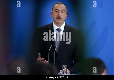 Berlino, Germania. Il 7 giugno, 2016. Il presidente dell'Azerbaigian Ilham Alijew parlando durante una conferenza stampa con il Cancelliere tedesco Angela Merkel dopo i colloqui di Berlino, Germania, il 7 giugno 2016. Foto: RAINER JENSEN/dpa/Alamy Live News Foto Stock