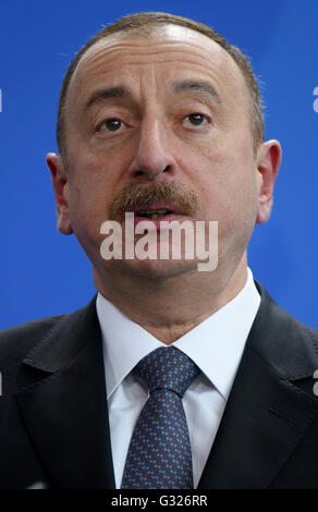 Berlino, Germania. Il 7 giugno, 2016. Il presidente dell'Azerbaigian Ilham Alijew parlando durante una conferenza stampa con il Cancelliere tedesco Angela Merkel dopo i colloqui di Berlino, Germania, il 7 giugno 2016. Foto: RAINER JENSEN/dpa/Alamy Live News Foto Stock