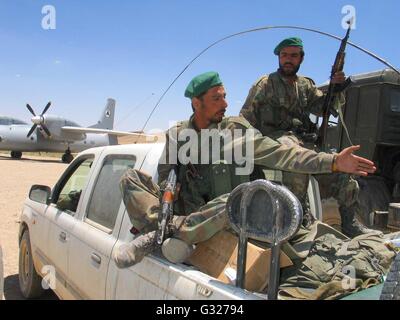 Pechino, Esercito nazionale afgano i soldati in Chaghcharan. 5 Giugno, 2016. File foto prese da Zabihullah Tamana il 24 giugno 2004 mostra Esercito nazionale afgano i soldati in Chaghcharan, capitale della provincia di Ghor in Afghanistan centrale. David Gilkey di U.S. La radio pubblica nazionale (NPR) e il suo traduttore Zabihullah Tamana furono uccisi come militanti hanno attaccato un esercito afghano convoglio nel sud della provincia di Helmand il 5 giugno 2016. Zabihullah Tamana, 38, servita come fotoreporter per Xinhua News Agency ufficio di Kabul dal 2003 al 2010. © Zabihullah Tamana/Xinhua/Alamy Live News Foto Stock