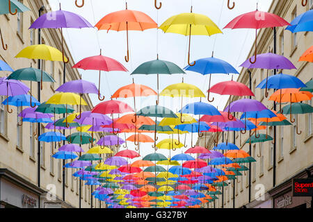 Bath, Regno Unito, 7 giugno, 2016. Ombrelloni colorati, parte di un display che è stato installato in SouthGate Shopping Center sono illustrati come appendere sopra le teste degli acquirenti. Credito: lynchpics/Alamy Live News Foto Stock