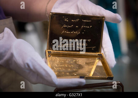 Una scatola di sigaretta in zaffiro dorato Cartier incrostata con la firma di Edward VIII che segna il suo matrimonio con Wallis Simpson va in mostra alla Kerry Taylor Auctions a Londra e sarà venduta nell'asta Passion for Fashion il 14 giugno e sperava di fetch &Acirc;£20-&Acirc;£30,000. Foto Stock