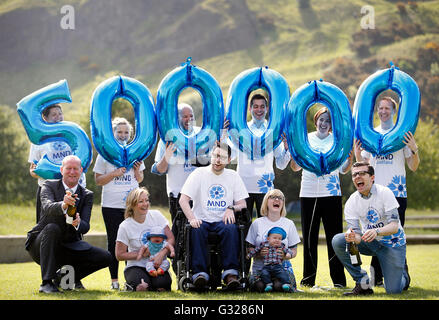 Sclerosi (MND) paziente e diruttori Gordon Aikman (anteriore al centro), accanto alla sua lotta "Back' team e compagno di MND difensori, come si celebra il sollevamento di mezzo milione di sterline per la ricerca di una cura per la condizione fatale, a Edimburgo, Scozia. Foto Stock