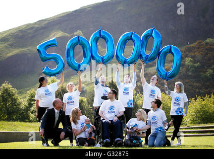 Sclerosi (MND) paziente e diruttori Gordon Aikman (anteriore al centro), accanto alla sua lotta "Back' team e compagno di MND difensori, come si celebra il sollevamento di mezzo milione di sterline per la ricerca di una cura per la condizione fatale, a Edimburgo, Scozia. Foto Stock