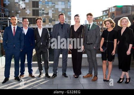 I membri del cast di Peaky Blinders con lo scrittore e creatore Steven Knight a lui premiere di stagione tre in Birmingham Foto Stock