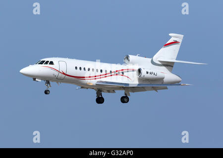 Dassault Falcon 900EX [M-AFAJ] proprietà di Elan gestione delle finanze finali sulla pista 31. Foto Stock