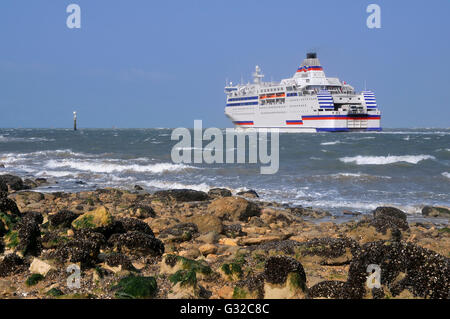 Traghetto per auto uscita del porto di Ouistreham verso l'Inghilterra. Dipartimento del Calvados nella regione Basse-Normandie della Francia Foto Stock