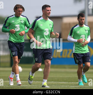 Repubblica di Irlanda Jeff Hendrick (sinistra) Ciaran Clark e Wes Hoolahan durante una delle sessioni di formazione a livello nazionale Sport in campus Abbotstown, Dublino. Foto Stock