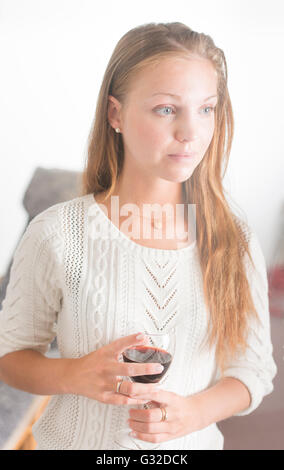 Giovane donna con bicchiere di vino, guardando triste, pensieroso Foto Stock