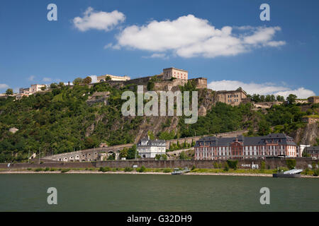 Il castello di Ehrenbreitstein sopra il fiume Reno, Coblenza, Renania-Palatinato, PublicGround Foto Stock