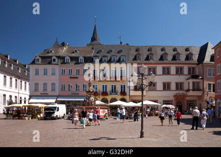 Piazza del mercato con la fontana Petrusbrunnen, Trier, Renania-Palatinato, PublicGround Foto Stock