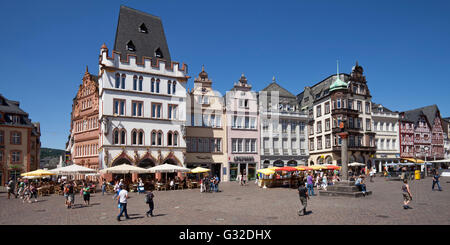 Piazza del Mercato con Steipe, edificio gotico e market cross, Trier, Renania-Palatinato, PublicGround Foto Stock