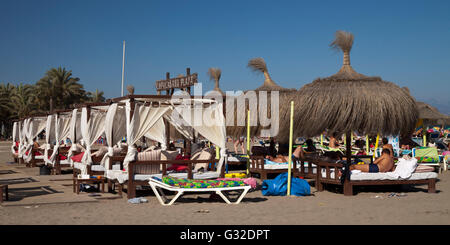 I lettini sulla spiaggia di Copacabana beach, Torremolinos, provincia di Malaga, Costa del Sol, Andalusia, Spagna, Europa, PublicGround Foto Stock