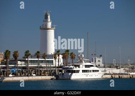 Il faro e uno yacht nel porto, Malaga, Costa del Sol, Andalusia, Spagna, Europa, PublicGround Foto Stock