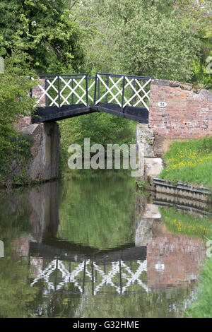 Historic ghisa split ponte a Stratford upon Avon Canal, Warwickshire, Inghilterra, Regno Unito Foto Stock