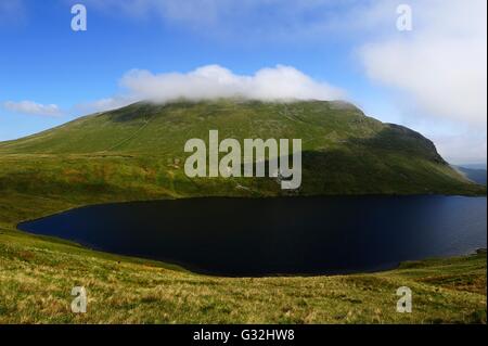 Nuvole basse e ombre su Helvellyn Foto Stock