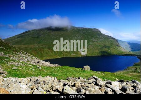 Nuvole basse su Helvellyn da Grisedale Hause Foto Stock