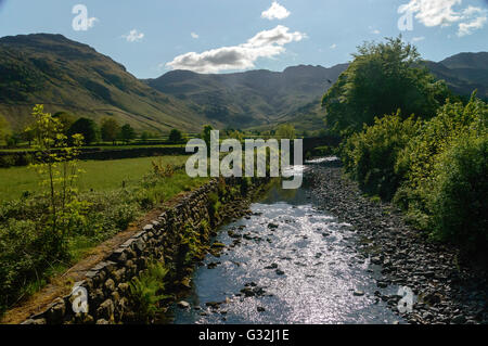 Langdale cercando di Crinkle Crags nel Parco Nazionale del Distretto dei Laghi, Inghilterra Foto Stock