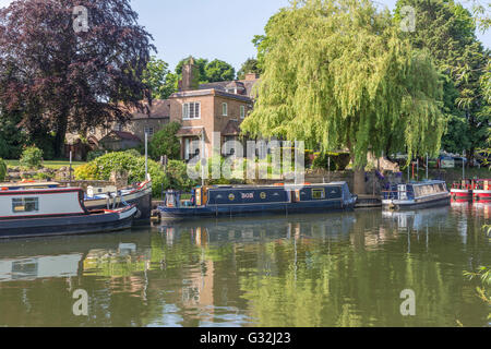 Ormeggiate barche sul fiume Avon a Bidford on Avon, Worcestershire, England, Regno Unito Foto Stock