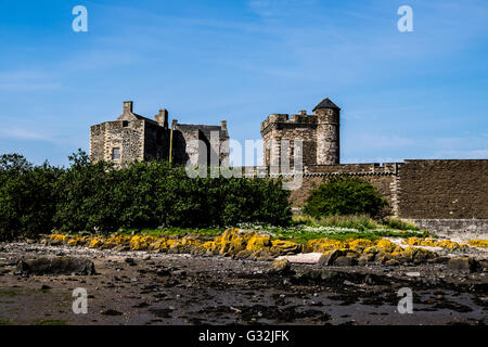La nerezza del castello sul Firth of Forth presi dalla riva Foto Stock