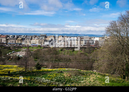 Guardando verso il basso per Princes Street, Edimburgo e attraverso il Firth of Forth a Fife Foto Stock