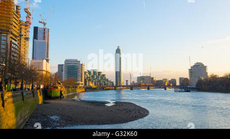 Vista sul Tamigi con Vauxhall Bridge e St George Wharf Tower a distanza in una giornata di sole. Londra, Regno Unito Foto Stock