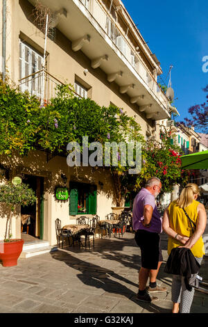 Un paio di guardare il menu di un ristorante in piazza del Municipio, Corfu Old Town, l'isola di Corfù, Grecia Foto Stock