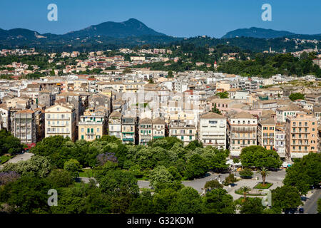 Una vista in elevazione di Corfù città vecchia dalla Fortezza Vecchia, Corfù, Grecia Foto Stock