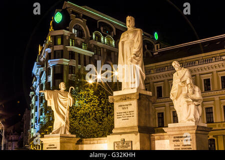 Saint Andrew Queen Olga Hotel fondatori statue Mikhaylovsky Square Kiev Ucraina. Foto Stock