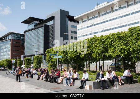 Ufficio i lavoratori in pausa pranzo a IFSD Broomielaw nuovo distretto finanziario e affaristico a Glasgow Regno Unito Foto Stock