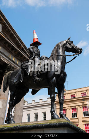 Il duca di Wellington statua con cono di traffico sulla testa al di fuori del Museo di Arte Moderna di Glasgow, Scotland, Regno Unito Foto Stock