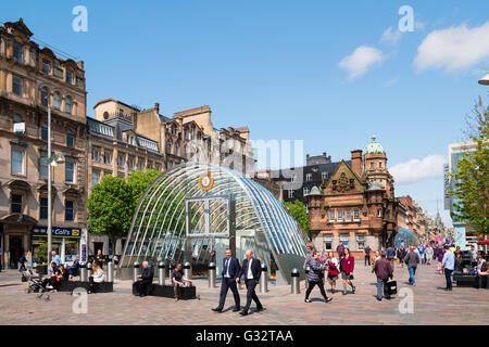 Vista di sud ingresso alla stazione della metropolitana di St Enoch Square a Glasgow, Scotland, Regno Unito Foto Stock