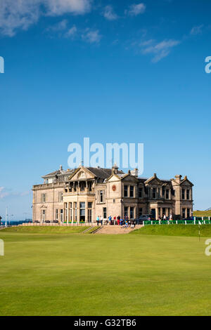 Il Royal e antiche Clubhouse accanto al XVIII verde su Old Course a St Andrews golf in Fife, Scozia, Regno Unito Foto Stock