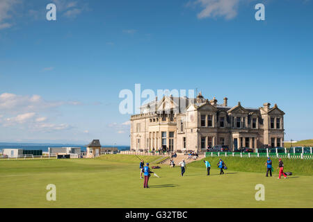Il Royal e antiche Clubhouse accanto al XVIII verde su Old Course a St Andrews golf in Fife, Scozia, Regno Unito Foto Stock