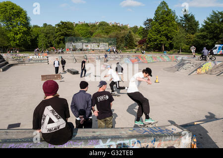 Skateboarders a skatepark in Kelvingrove Park a Glasgow, Scotland, Regno Unito Foto Stock