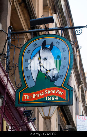 Segno al di fuori del famoso Bar a ferro di cavallo in Glasgow, Scotland, Regno Unito Foto Stock