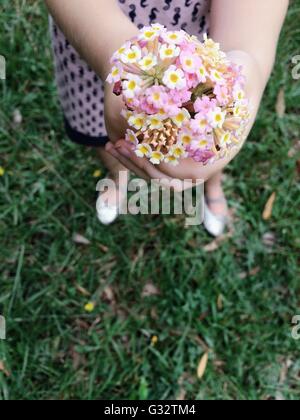 Ragazza con mazzo di fiori d'estate Foto Stock