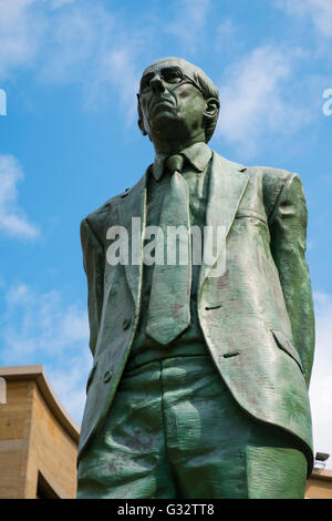 Statua di Donald Dewar fuori la Royal Concert Hall di Glasgow Regno Unito Foto Stock