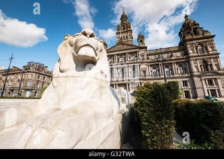 Vista di Lion statua che si trova nella parte anteriore del City Chambers in George Square Glasgow , Regno Unito Foto Stock