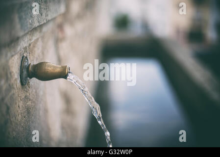 Acqua del rubinetto da trogolo di acqua Foto Stock